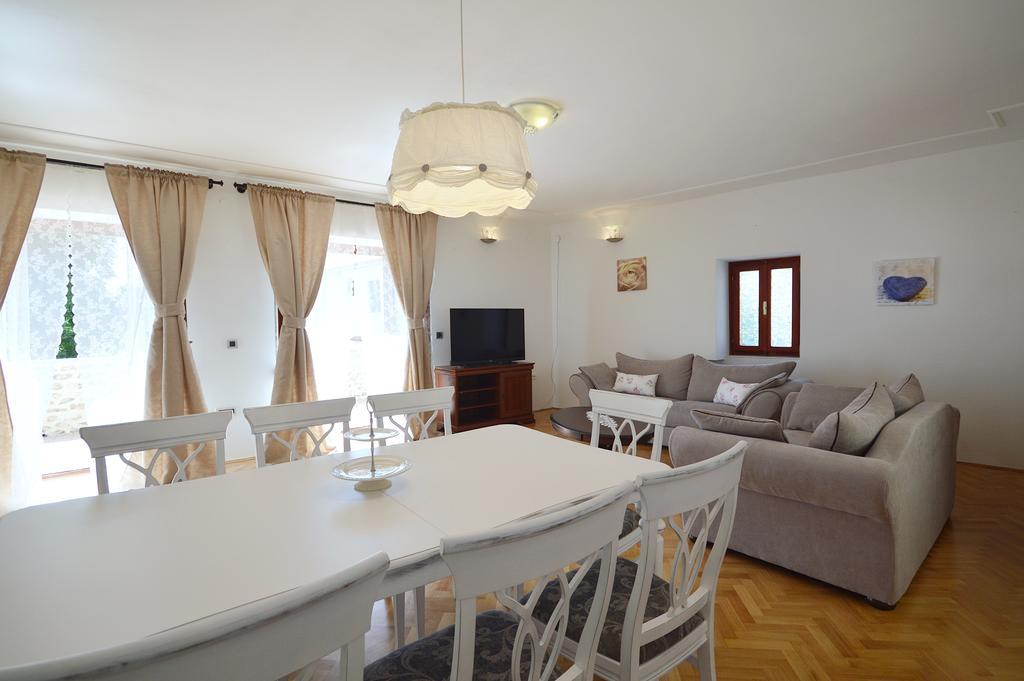 Kairos Apartment
